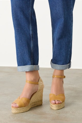 Leren Sandalen met Sleehak Barni - Mosterdgeel