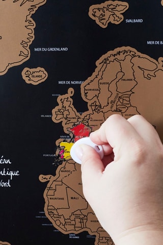 Carte du monde à gratter avec drapeaux