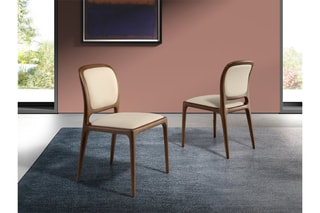2 chaises en bois