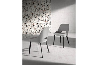2 chaises 
Gris clair