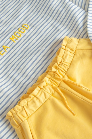 T-shirt et short - Moutarde et blanc
