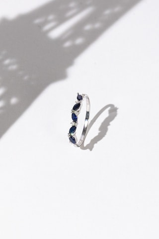 Ring Sila Witgoud, Saffieren en Diamanten