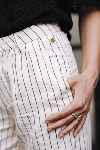 Pantalon flare en lin taille haute Esmée Monterey - Ecru et bleu foncé