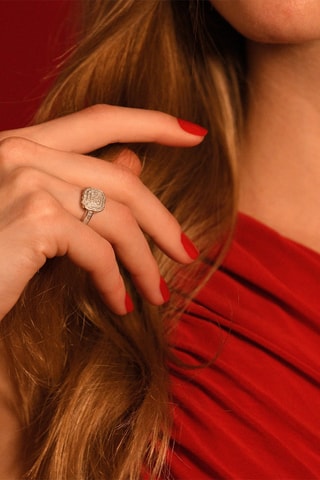 Anel 
Ouro branco e diamantes