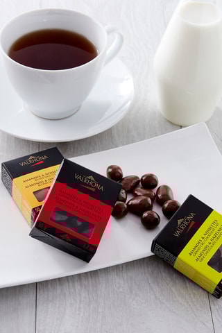 Coffret amandes et noisettes au chocolat blond, noir et lait - 3 x 50 g