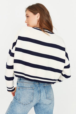 Camisola Cru e azul-marinho