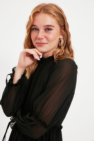 Vestido com folhos Preto