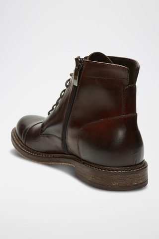 Botins em couro 
Castanho-escuro