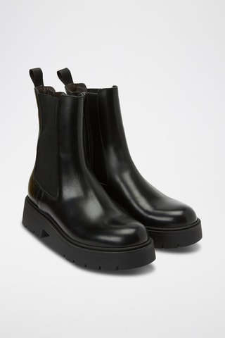 Botins Chelsea em couro 
Preto