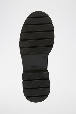 Botins Chelsea em couro 
Preto