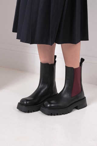 Botins Chelsea em couro Comfort - Preto e bordô