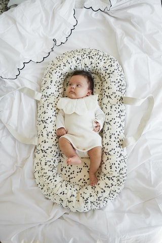 Nid bébé portable Dalmatian Dots - Blanc et noir - Jusqu'à 9 kg