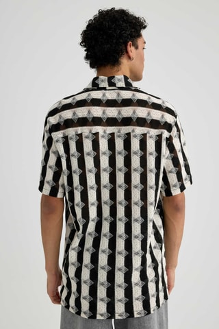 Camisa regular - Cru e preto