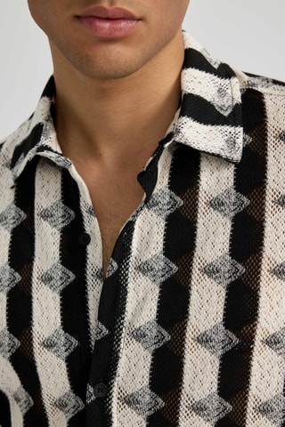 Camisa regular - Cru e preto
