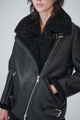 Manteau en peau lainée de mouton Noir