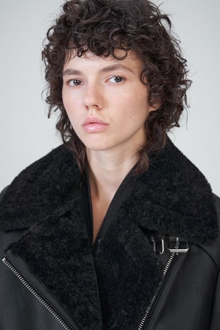 Manteau en peau lainée de mouton Noir