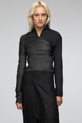 Crop top asymétrique en cuir d’agneau - Noir