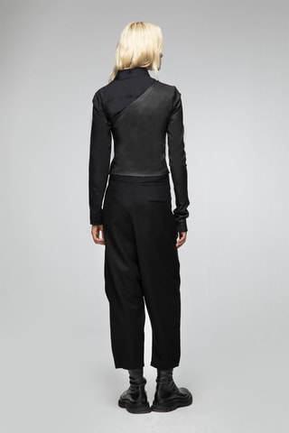 Crop top asymétrique en cuir d’agneau - Noir