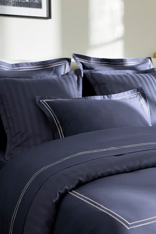 Parure de couette en satin de coton 80 fils/cm² 
Nice - Blanc et bleu foncé