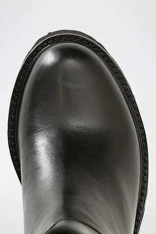 Botas em couro 
Preto