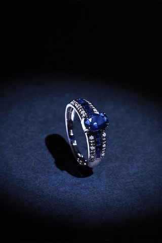 Bague - 
Or blanc, saphirs et diamants