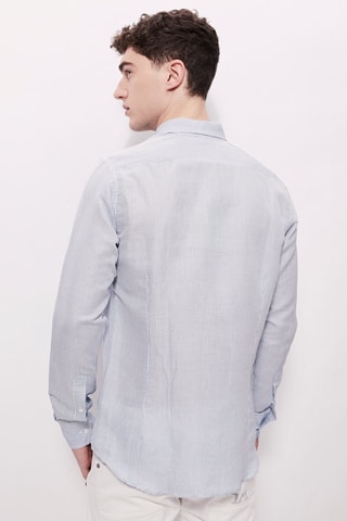 Camisa em linho 
Branco e azul