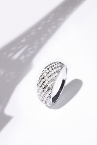 Anel 
Ouro branco e diamantes