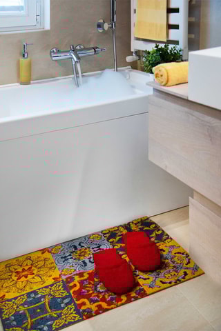 Tapete Trinacria Vermelho, azul e amarelo - 45 x 75 cm