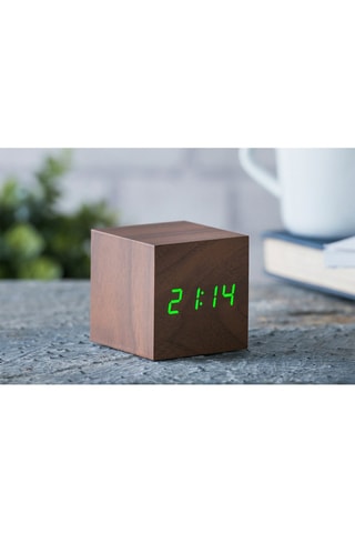 Despertador em nogueira Cube Click Clock Natural e verde