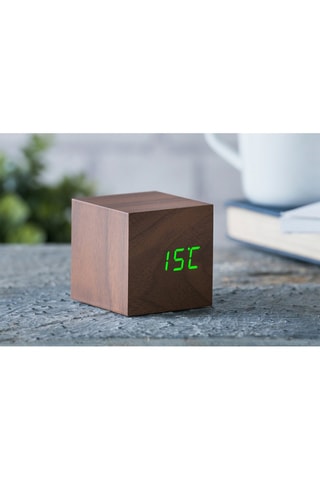 Despertador em nogueira Cube Click Clock Natural e verde