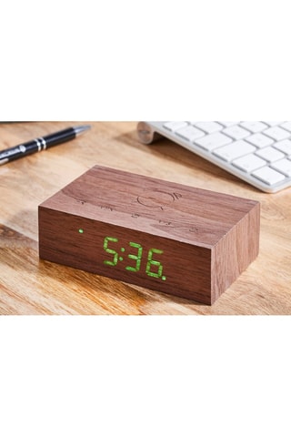 Despertador em nogueira Cube Click Clock Natural e verde