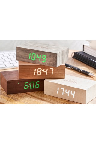 Despertador em nogueira Cube Click Clock Natural e verde