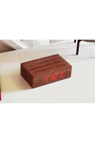Despertador em nogueira Flip Click Clock Natural e vermelho