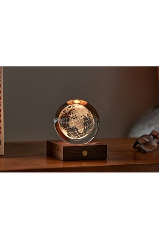 Candeeiro de mesa Globo terrestre em madeira Amber Crystal Light branco e transparente