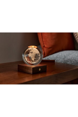 Candeeiro de mesa Globo terrestre em madeira Amber Crystal Light branco e transparente