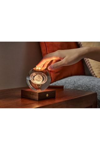 Candeeiro de mesa Saturno em madeira Amber  branco e transparente