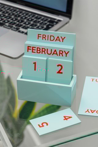 Houten Bureaukalender -  Hemelsblauw