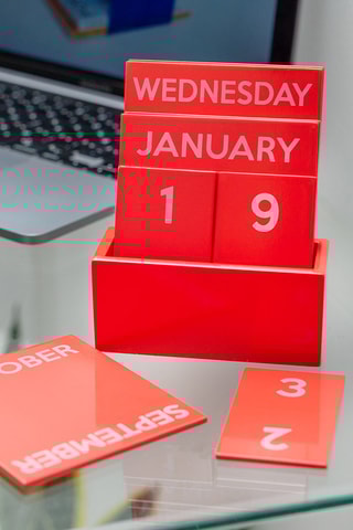 Houten Bureaukalender - Rood