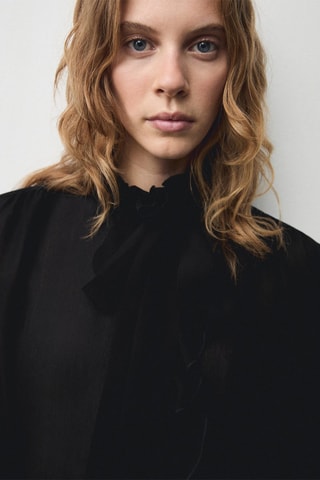 Blouse col montant volant - Noir