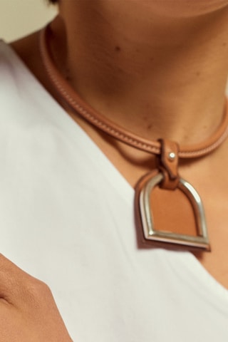 Colar Ambar - Banhado a prata e couro