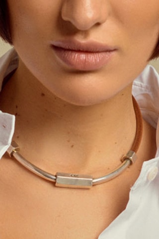 Colar Ambar - Banhado a prata e couro