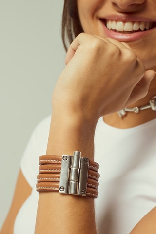 Pulseira aberta Laurel - Banhado a prata e couro