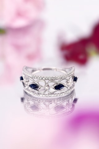 Anel Royal Ouro branco, diamantes e safira