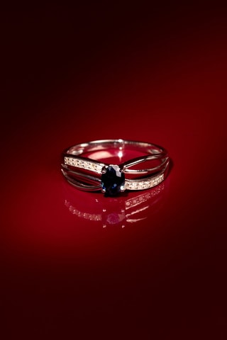 Anel René  Ouro branco, diamantes e safira