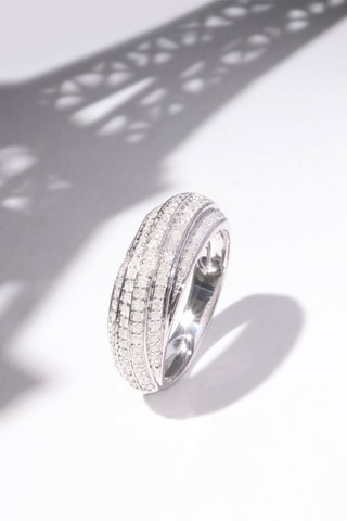 Anel 
Ouro branco e diamantes