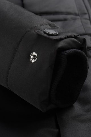 Casaco com capuz em pelo - Preto e branco