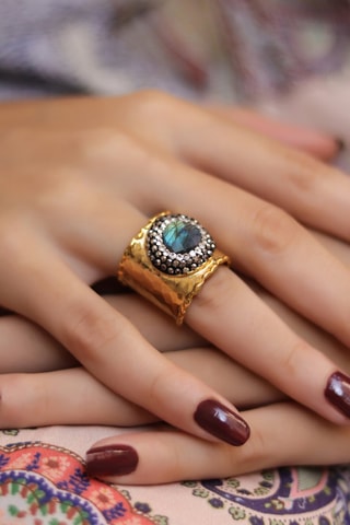 Bague dorée à l'or fin jaune - Labradorite et zircons