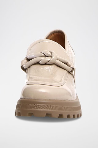 Lakleren Mocassins met Hak Carine - Beige