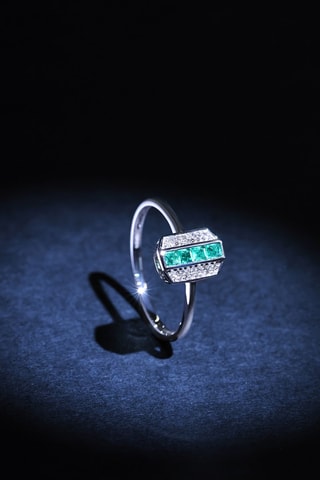 Ring Katell - Witgoud, Diamanten en Smaragden