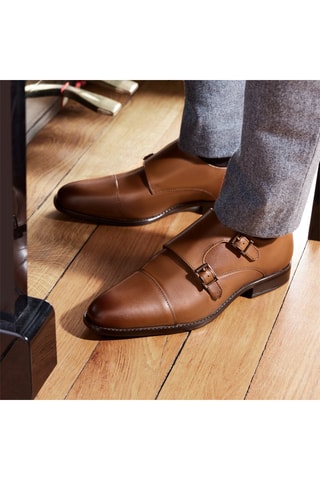Derbys à boucles en cuir Andrew 
Camel - Leonarr x Swan
